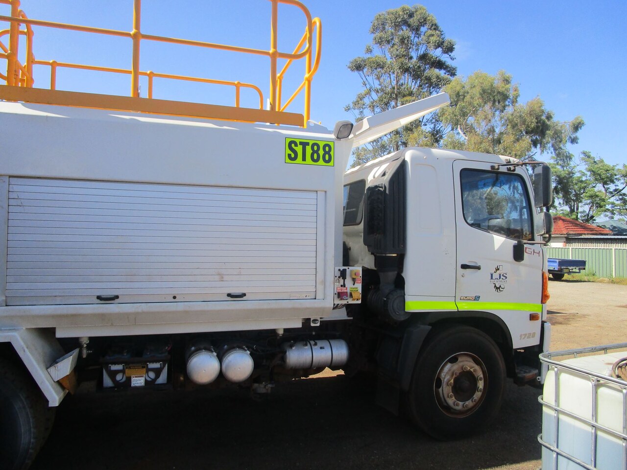 Service Truck Isuzu 500 ST88